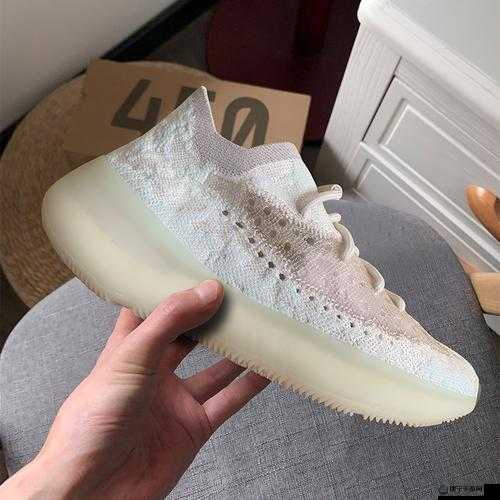 Yeezy380 蜜桃粉和白色：时尚新宠